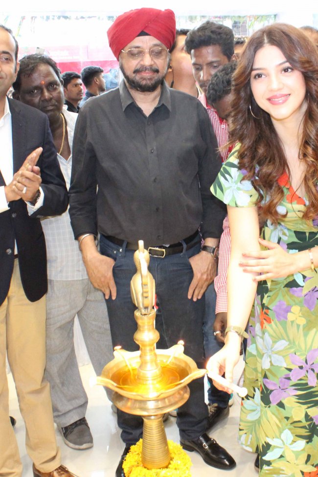 Mehreen-Pirzada-Launches-13th-Store-of-EasyBuy-in-Hyderabad